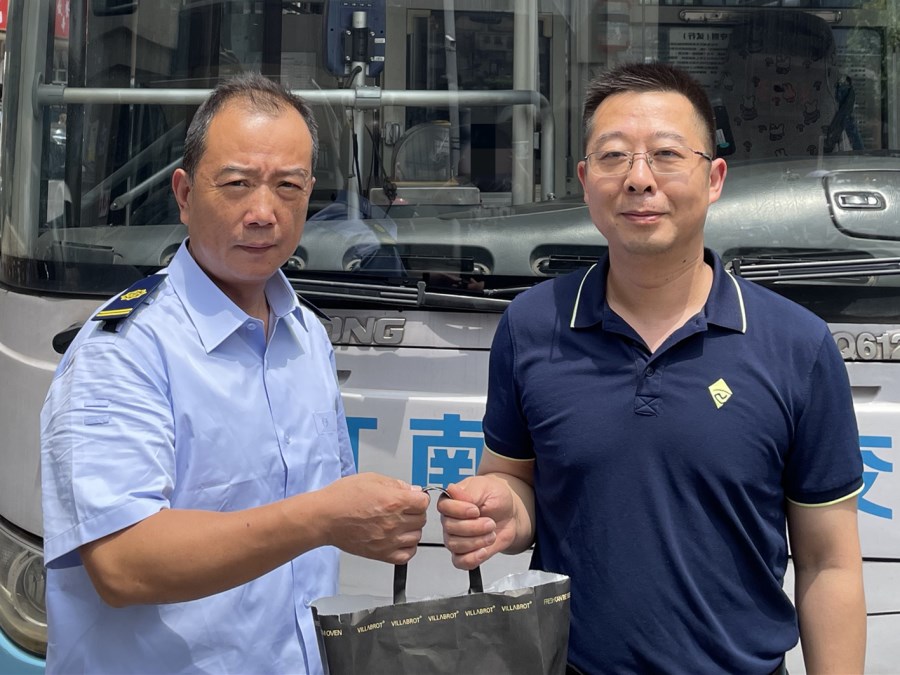微信图片_车队工作人员将手提袋交给陈先生.jpg 微信图片_车队工作人员将手提袋交给陈先生.jpg